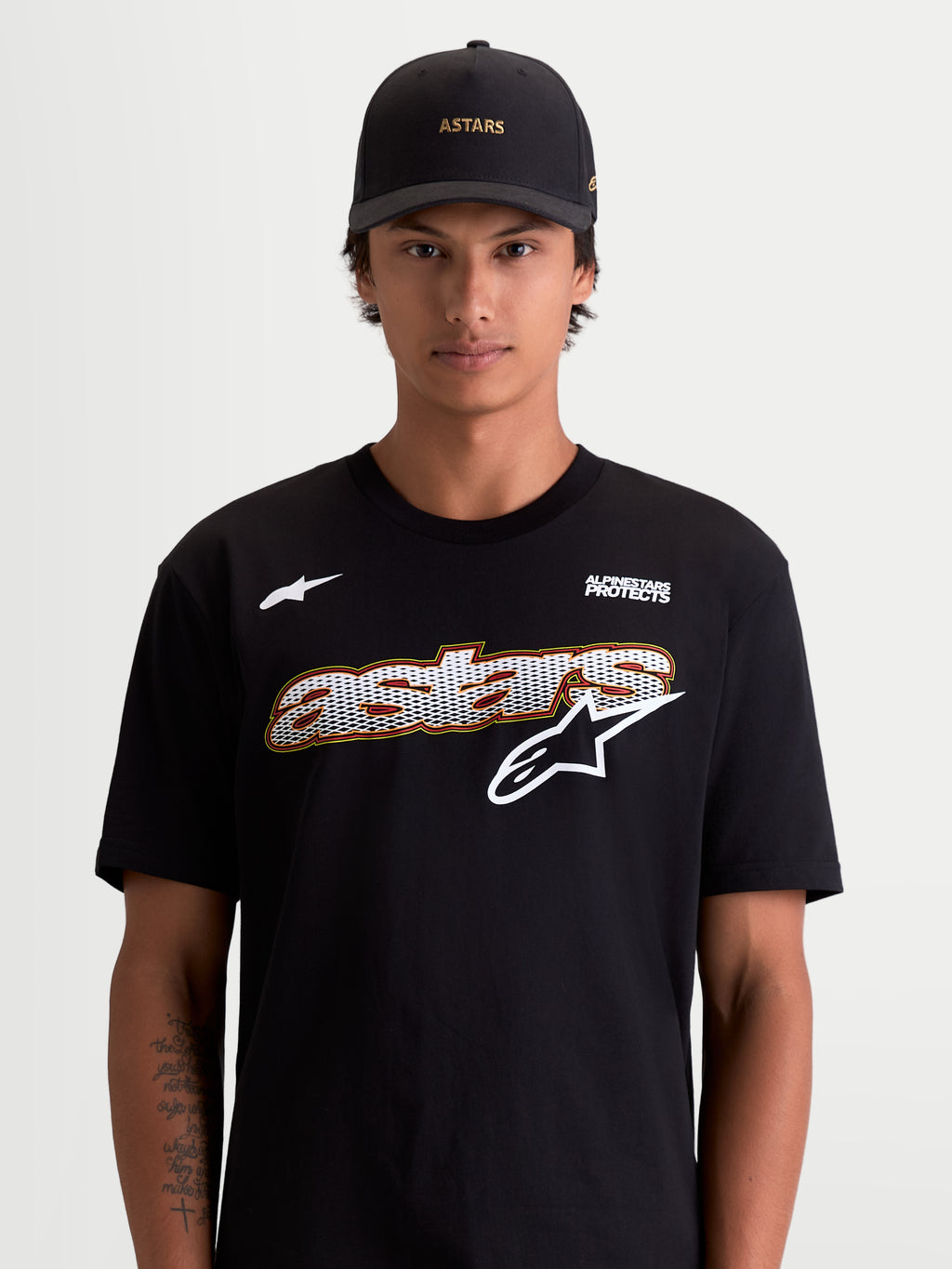 Alpinestars Cypress CSF T-shirt, heren-T-shirt met korte mouwen, zwart en wit, met een astars mesh-fill graphic op de voorzijde en Alpinestars Protects-logo, lifestyle-aanzicht op model, premium katoen-polyester materiaal.