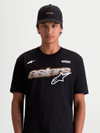 Alpinestars Cypress CSF T-shirt, heren-T-shirt met korte mouwen, zwart en wit, met een astars mesh-fill graphic op de voorzijde en Alpinestars Protects-logo, lifestyle-aanzicht op model, premium katoen-polyester materiaal.
