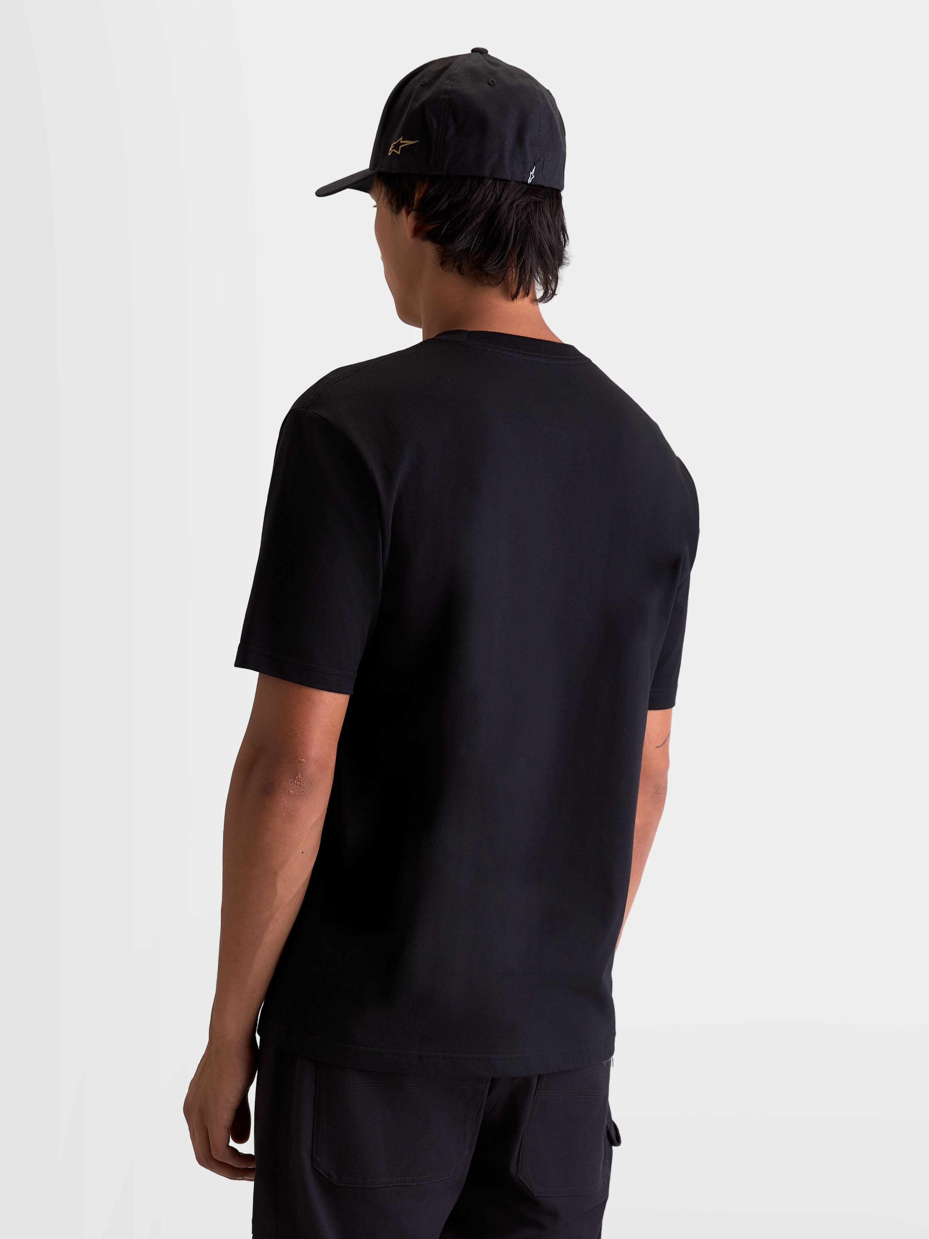 Alpinestars Cypress CSF T-shirt, heren-t-shirt met korte mouwen, zwart, achteraanzicht op model, premium katoen-polyester-mix voor dagelijks comfort, casual sportswear.