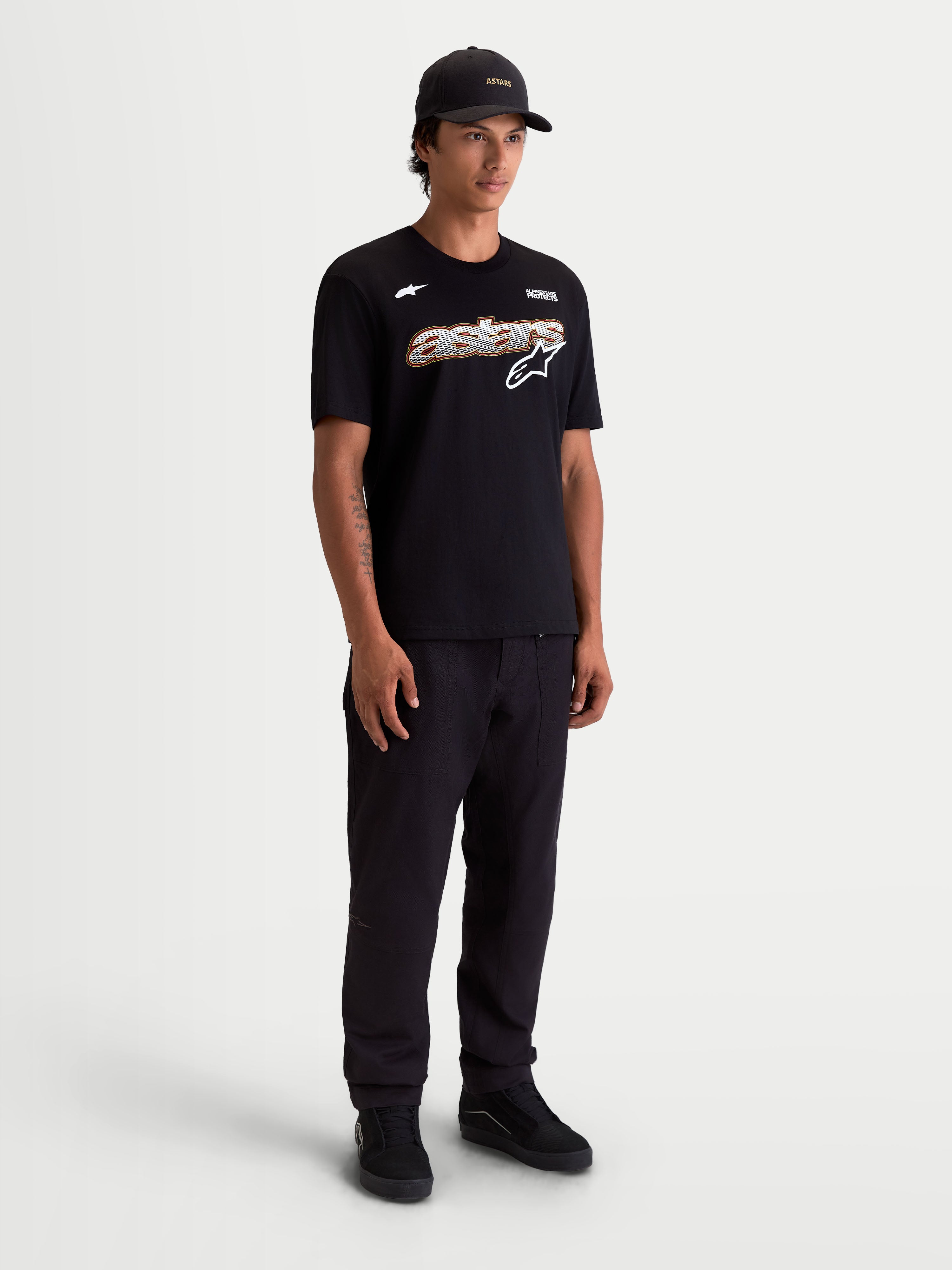 Alpinestars Cypress CSF T-shirt, heren-T-shirt met korte mouwen, zwart met Astars mesh-fill graphic en logo op de voorzijde, premium katoen-polyester mix, volledig modelaanzicht
