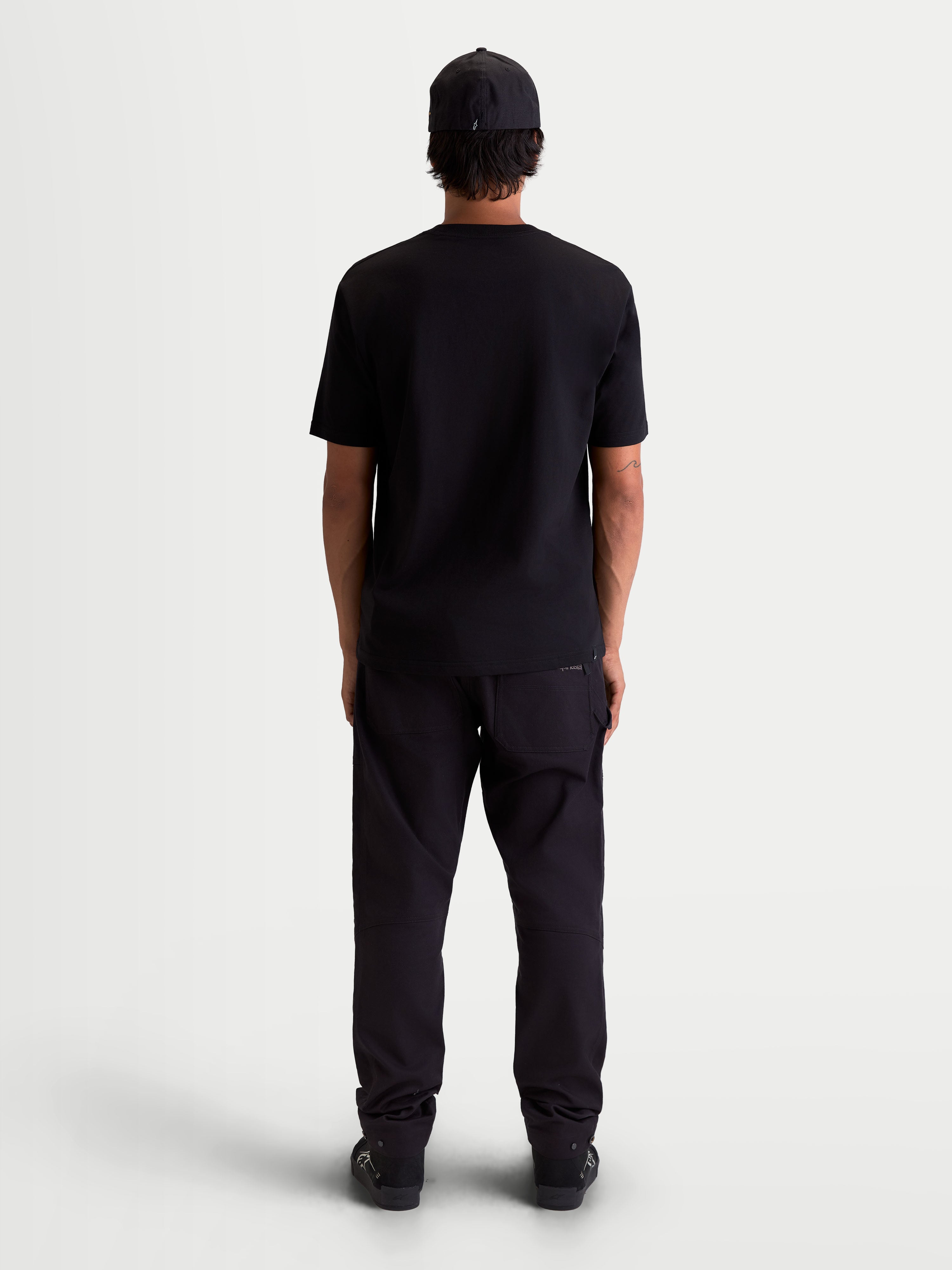 Alpinestars Cypress CSF T-shirt, heren-t-shirt met korte mouwen, zwart, achteraanzicht op model, premium katoen-polyester mix, casual sportswear.