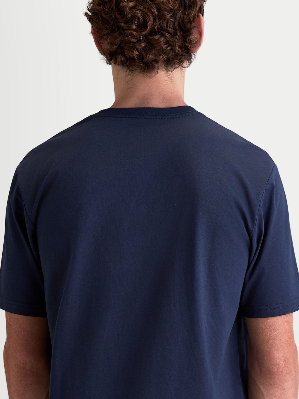 Alpinestars Cypress CSF t-shirt, t-shirt met korte mouwen, casual sportswear, marineblauw, achteraanzicht op model, premium katoen-polyesterblend voor dagelijks comfort