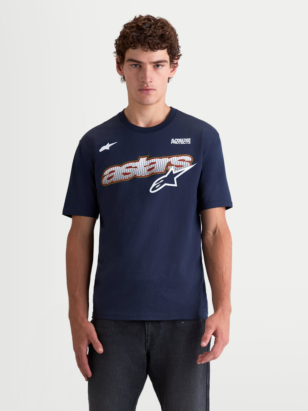 Alpinestars Cypress CSF t-shirt, sportswear t-shirt met korte mouwen, donkerblauw, met een Astars mesh-fill grafische print op de borst met witte en rode accenten, casual kleding voor dagelijks gebruik, premium katoen-polyesterblend.