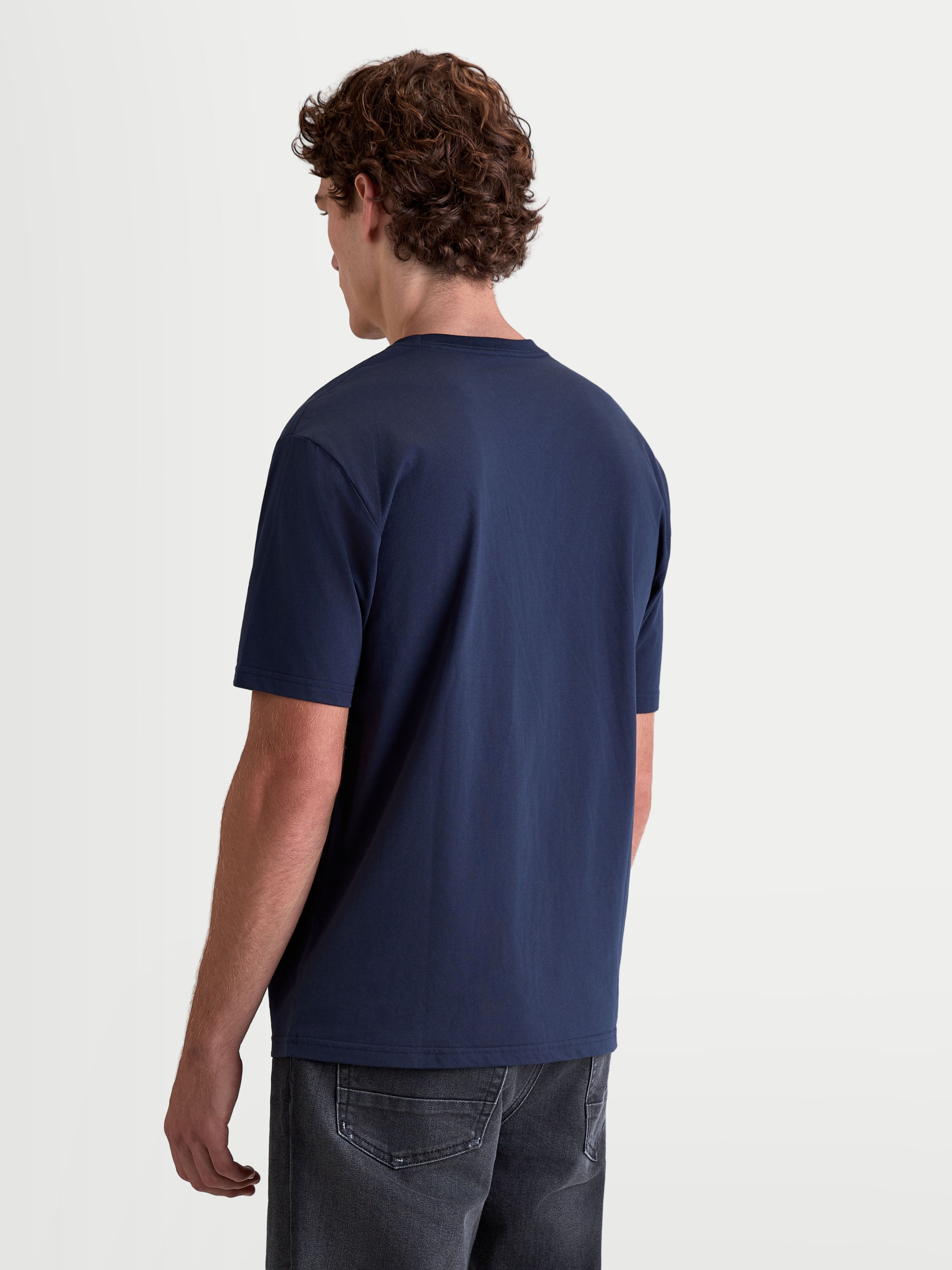 Alpinestars Cypress CSF T-shirt, heren-T-shirt met korte mouwen in blauw, achteraanzicht op model, premium katoen-polyesterblend voor dagelijks comfort, casual sportswear.