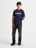 Alpinestars Cypress CSF T-shirt, heren-t-shirt met korte mouwen, blauw, met een Astars mesh-fill graphic op de borst, casual sportswear, premium katoen-polyesterblend, vooraanzicht op model.