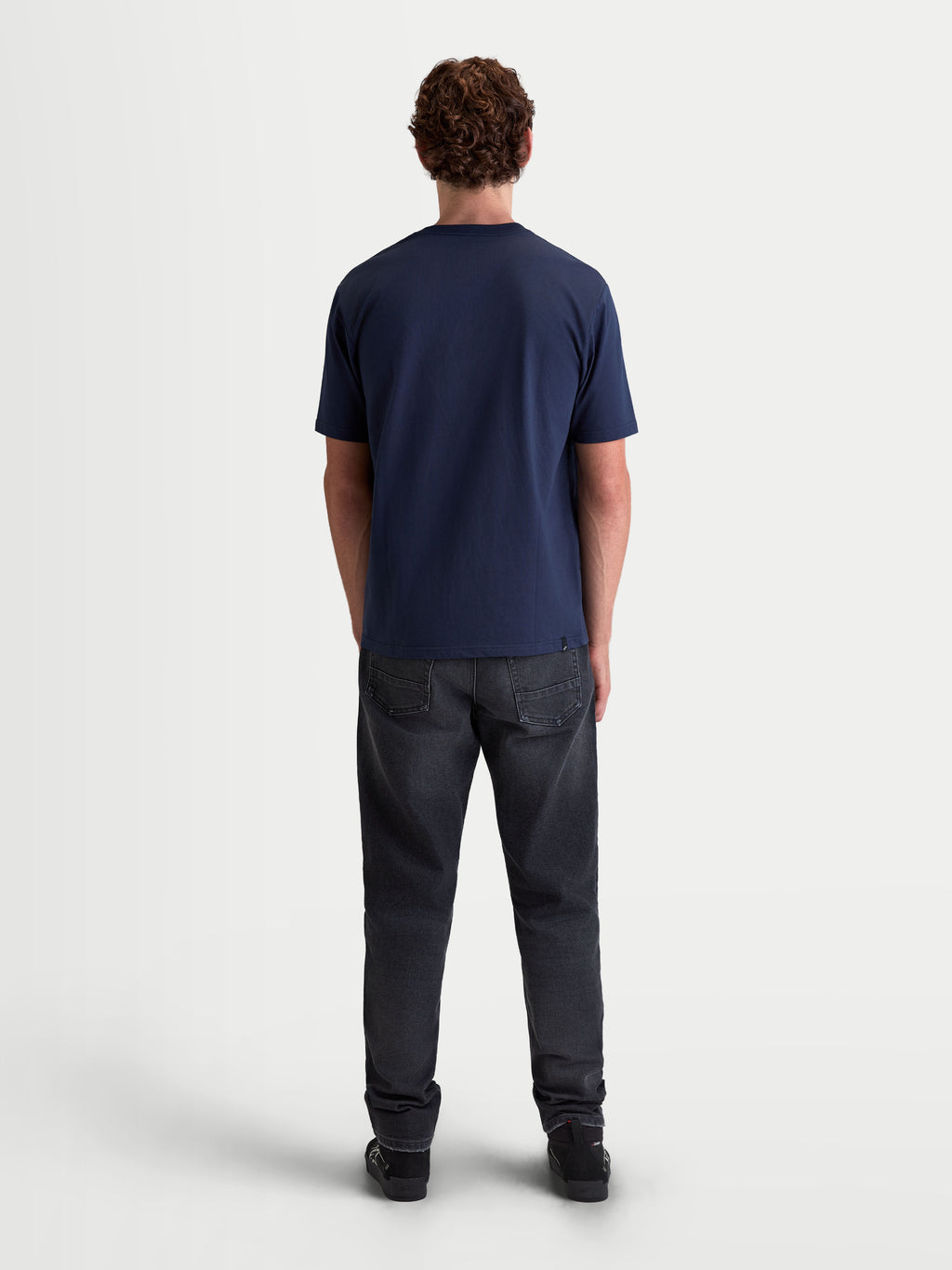 Alpinestars Cypress CSF t-shirt, casual sportswear t-shirt met korte mouwen, donkerblauw, heren- en dames-lifestylekleding, katoen-polyesterblend, achteraanzicht op model.