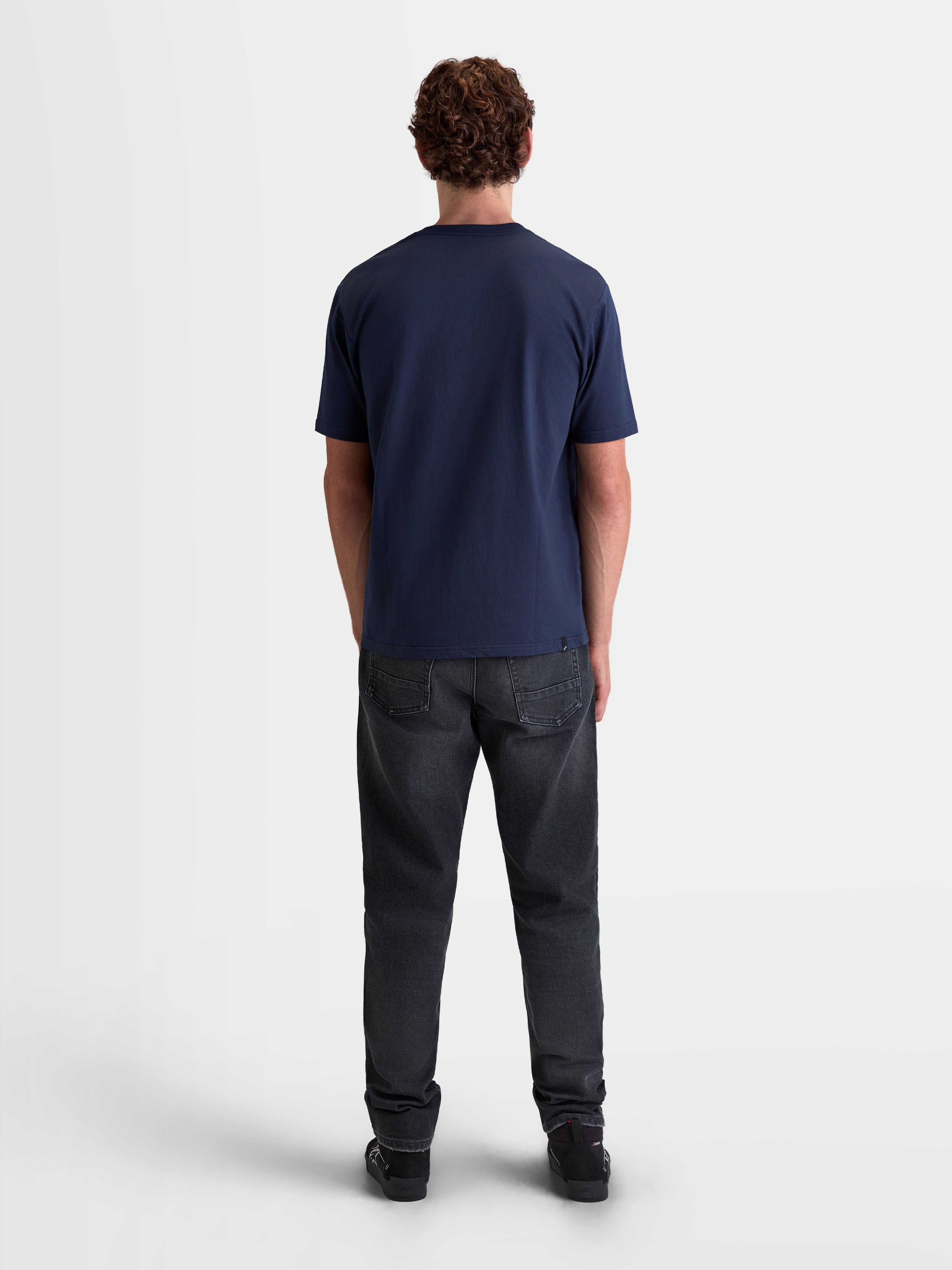 Alpinestars Cypress CSF t-shirt, casual sportswear t-shirt met korte mouwen, donkerblauw, heren- en dames-lifestylekleding, katoen-polyesterblend, achteraanzicht op model.