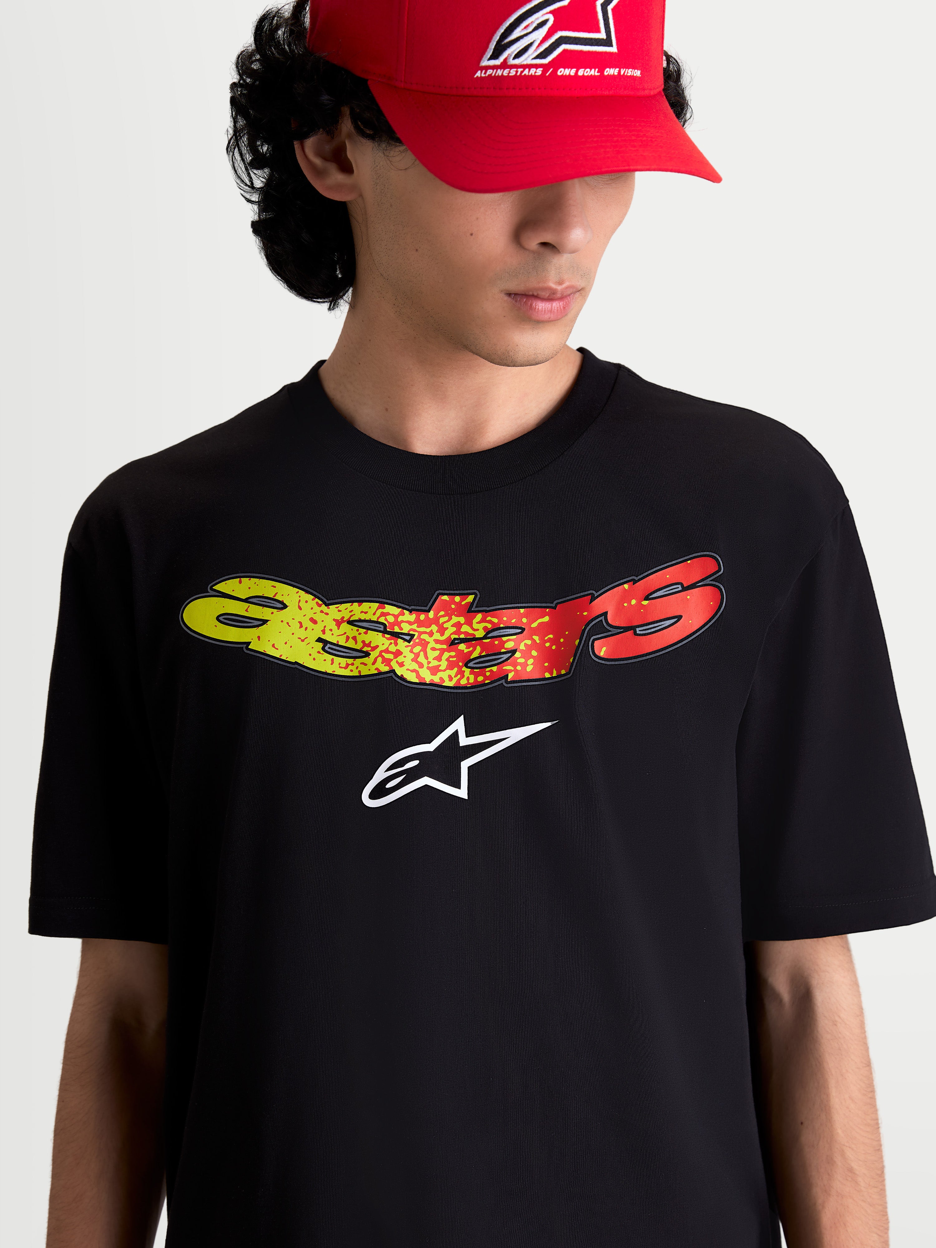 Alpinestars Elliptogrit CSF t-shirt, heren-t-shirt met korte mouwen, zwart met een geel en rood kleurverloop in de Astars-woordmerkgraphic op de borst, zachte print, katoen-polyestermix, casual sportswear.