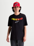 Alpinestars Elliptogrit CSF T-shirt met korte mouwen op model, zwart met een gebogen Astars-woordmerk in rood en geel kleurverloop, zachte katoen-polyestermix, casual dagelijkse kleding.
