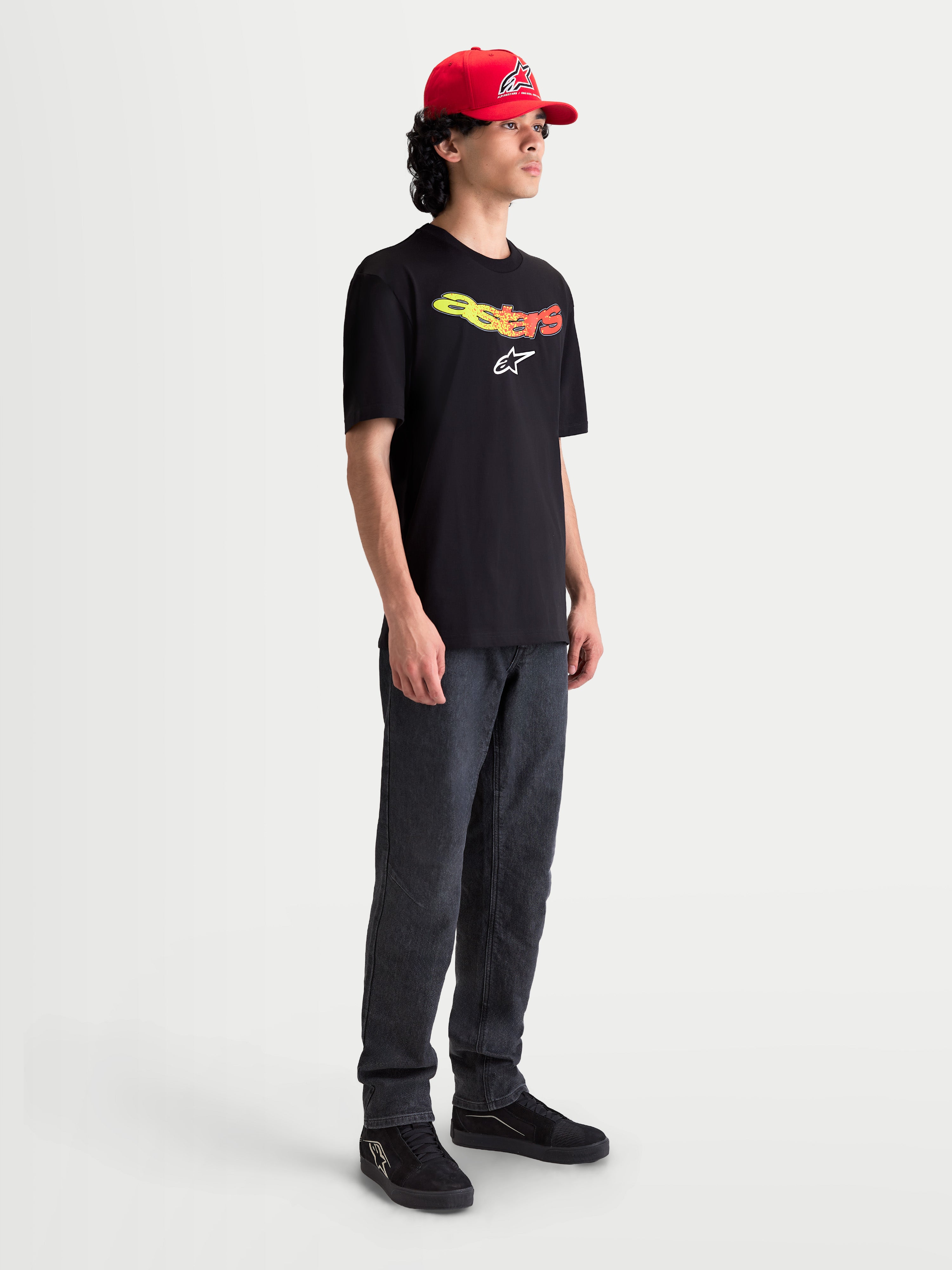 Alpinestars Elliptogrit CSF t-shirt, heren-t-shirt met korte mouwen, zwart met een levendig geel en rood kleurverloop Astars-woordmerk en wit logo, katoen-polyestermix voor dagelijks comfort, casual sportswear.