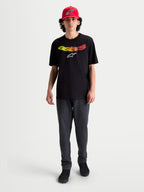 Alpinestars Elliptogrit CSF T-shirt op model, heren t-shirt met korte mouwen, zwart met geel en rood kleurverloop Astars-woordmerklogo, casual alledaagse kleding, katoen-polyestermix.