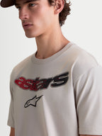 Alpinestars Elliptogrit CSF T-shirt, heren sportswear-T-shirt met korte mouwen in grijs, op een model getoond met een gebogen Astars-woordmerk en rood-zwarte logographics met kleurverloop, casual motorsport lifestyle kleding.