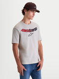 Alpinestars Elliptogrit CSF T-shirt, heren-t-shirt met korte mouwen, cementgrijs met rood en zwart Astars-logo met kleurverloop, on-model weergave, sportswear van zachte katoenmix