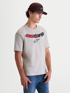 Alpinestars Elliptogrit CSF T-shirt, heren-t-shirt met korte mouwen, cementgrijs met rood en zwart Astars-logo met kleurverloop, on-model weergave, sportswear van zachte katoenmix