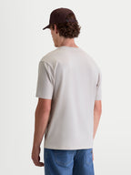 Alpinestars Elliptogrit CSF t-shirt, heren t-shirt met korte mouwen, grijs, achteraanzicht op model, premium katoenmix voor dagelijks gebruik, casual sportswear.