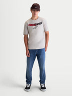 Alpinestars Elliptogrit CSF T-shirt, heren-sportswearshirt met korte mouwen, grijs, voorzien van een grafisch Astars-woordmerk op de borst met rood-zwart kleurverloop, zachte katoen-polyestermix, casual motorlifestyle, getoond op model.