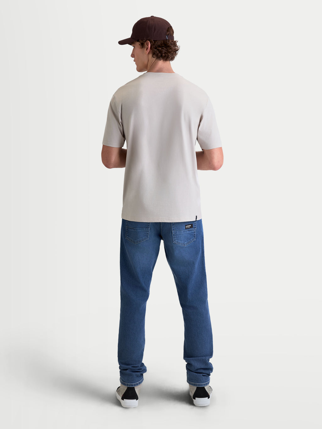 Alpinestars Elliptogrit CSF T-shirt, heren-t-shirt met korte mouwen in grijs, achteraanzicht op model, gemaakt van een premium katoen-polyestermix voor een casual motorsport-geïnspireerde look.