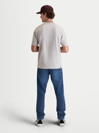 Alpinestars Elliptogrit CSF T-shirt, heren-t-shirt met korte mouwen in grijs, achteraanzicht op model, gemaakt van een premium katoen-polyestermix voor een casual motorsport-geïnspireerde look.