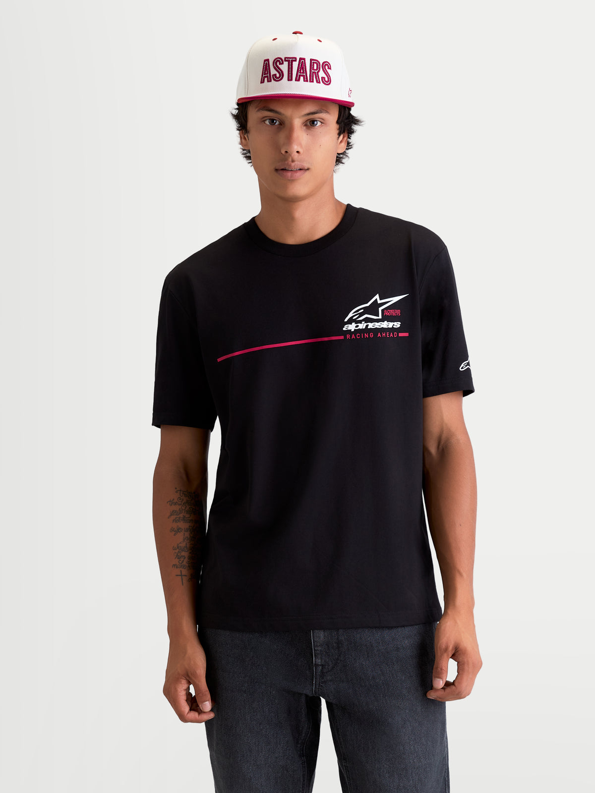 Alpinestars P1 CSF t-shirt, sportswear t-shirt met korte mouwen, zwart met wit en rood, race-streeplogo en 'Racing Ahead' graphic, katoen-polyestermix, vooraanzicht op model.