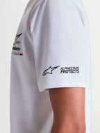 Alpinestars P1 CSF T-shirt, wit sportswear t-shirt met korte mouwen, close-up detail van het Alpinestars Protects logo op de mouw en de grafische print met racestrepen op de borst, 60/40 katoen-polyestermix, casual vrijetijdskleding naast de motor voor heren en dames, wit en zwart.
