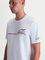 Alpinestars P1 CSF T-shirt, wit t-shirt met korte mouwen, voorzien van een grafisch zwart en rood logo met racestreep op de borst, zachte katoen-polyestermix voor casual sportswear, gedragen door een model.