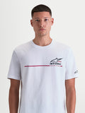 Alpinestars P1 CSF t-shirt met korte mouwen gedragen door een model, wit met rode racestreep en zwarte grafische details, voorzien van Astars-logo en 'Racing Ahead' tekst, zachte katoen-polyestermix