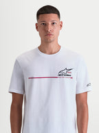 Alpinestars P1 CSF t-shirt met korte mouwen gedragen door een model, wit met rode racestreep en zwarte grafische details, voorzien van Astars-logo en 'Racing Ahead' tekst, zachte katoen-polyestermix