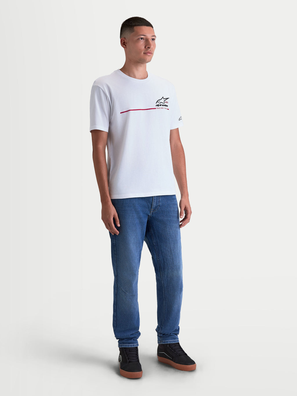 Alpinestars P1 CSF T-shirt, wit sport-T-shirt met korte mouwen gedragen door een model, zwarte race-streeplogografiek op de borst, unisex casual sportswear, comfortabele katoen-polyestermix.