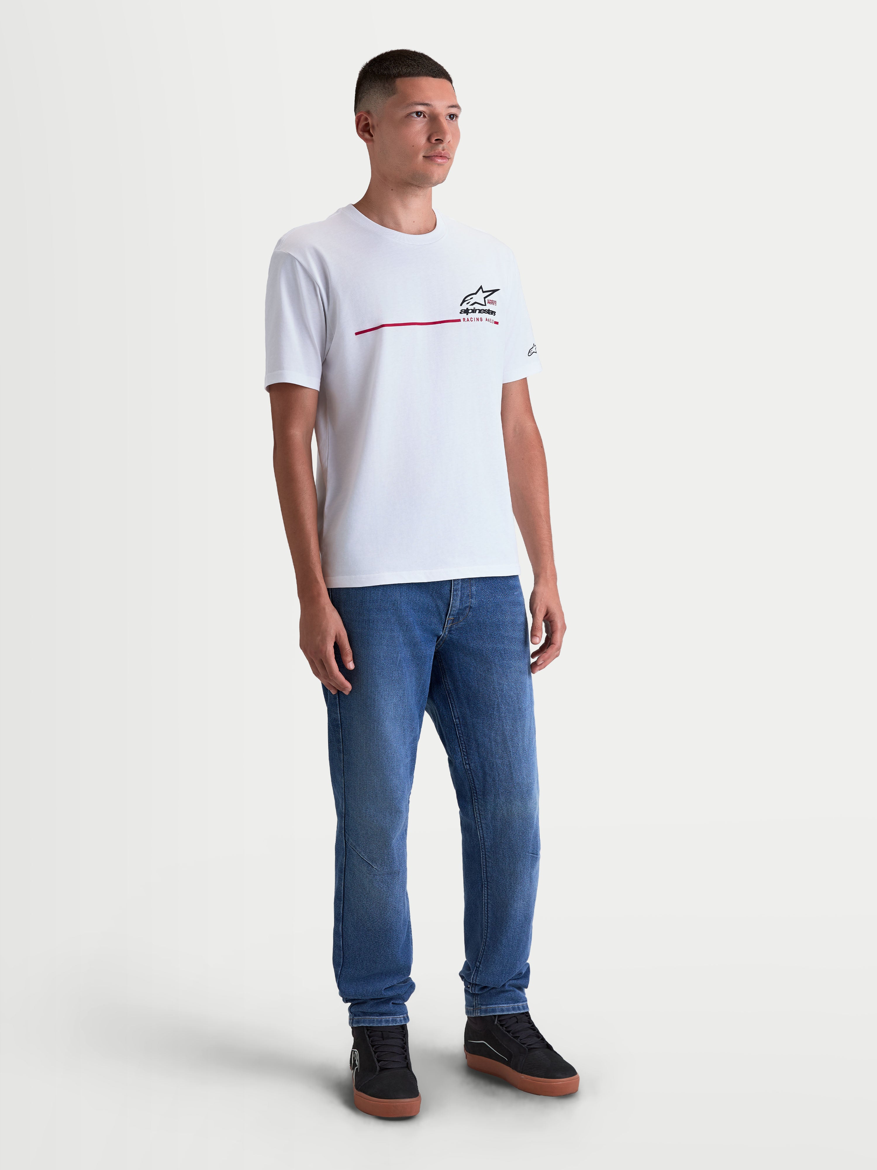 Alpinestars P1 CSF T-shirt, wit sport-T-shirt met korte mouwen gedragen door een model, zwarte race-streeplogografiek op de borst, unisex casual sportswear, comfortabele katoen-polyestermix.