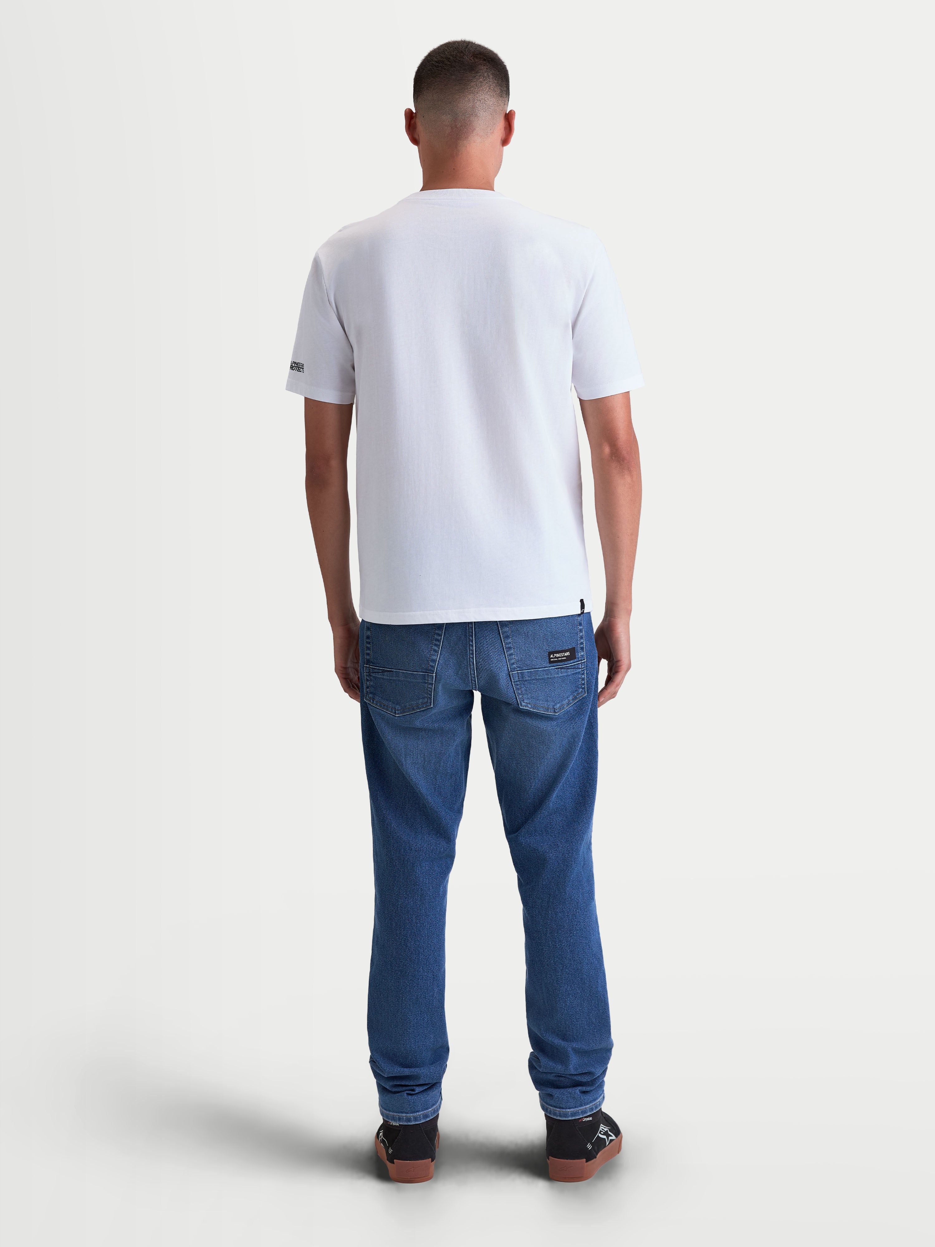 Alpinestars P1 CSF t-shirt met korte mouwen, wit, achteraanzicht op model, zachte katoen-polyestermix, casual motorsport sportswear