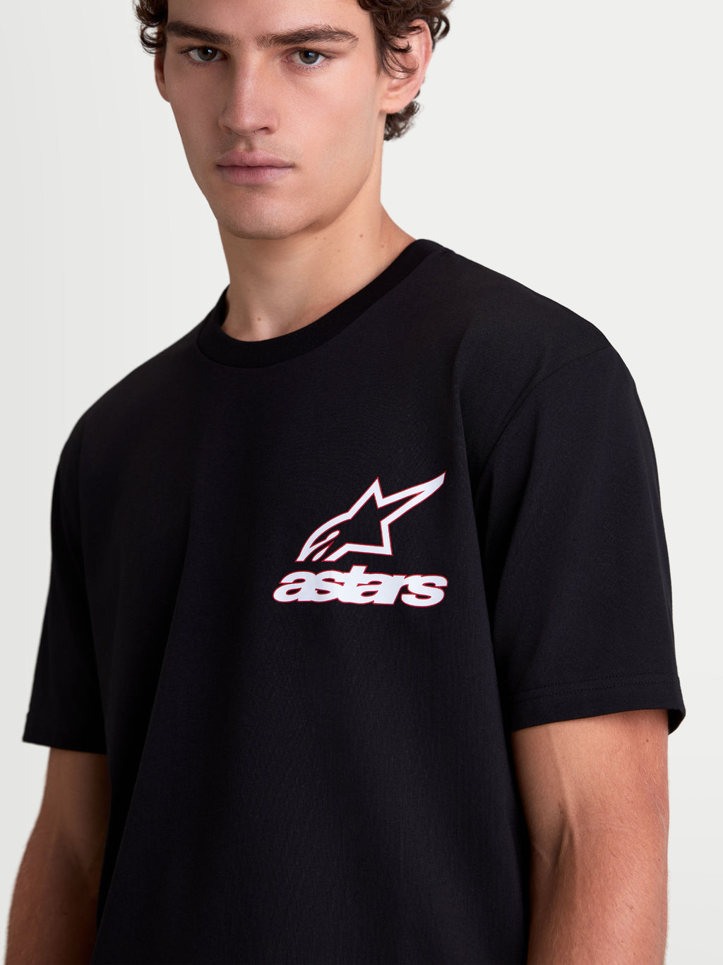Alpinestars Lineout CSF T-shirt met korte mouwen, zwart sportshirt op herenmodel met wit en rood Astars-logo op de borst, casual sportswear van katoen-polyester mix.