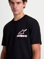 Alpinestars Lineout CSF T-shirt met korte mouwen, zwart sportshirt op herenmodel met wit en rood Astars-logo op de borst, casual sportswear van katoen-polyester mix.