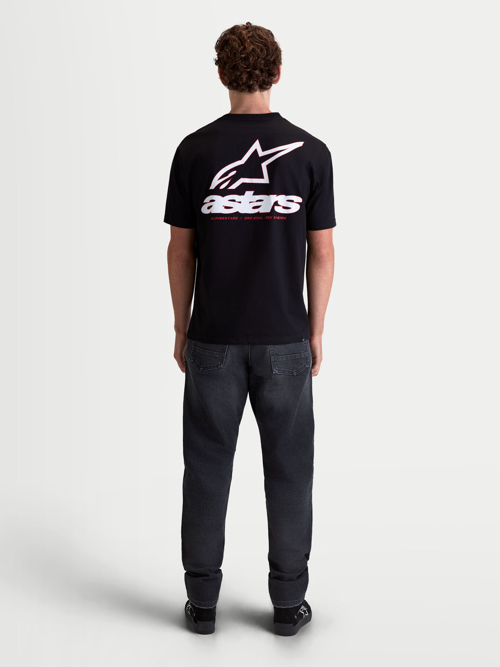 Alpinestars Lineout CSF T-shirt, sportswear-t-shirt voor heren met korte mouwen, zwart met een groot wit Astars-logo en 'astars'-tekst op de achterzijde, katoen-polyester-blend, getoond op model vanaf de rug.