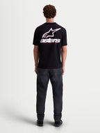 Alpinestars Lineout CSF T-shirt, sportswear-t-shirt voor heren met korte mouwen, zwart met een groot wit Astars-logo en 'astars'-tekst op de achterzijde, katoen-polyester-blend, getoond op model vanaf de rug.