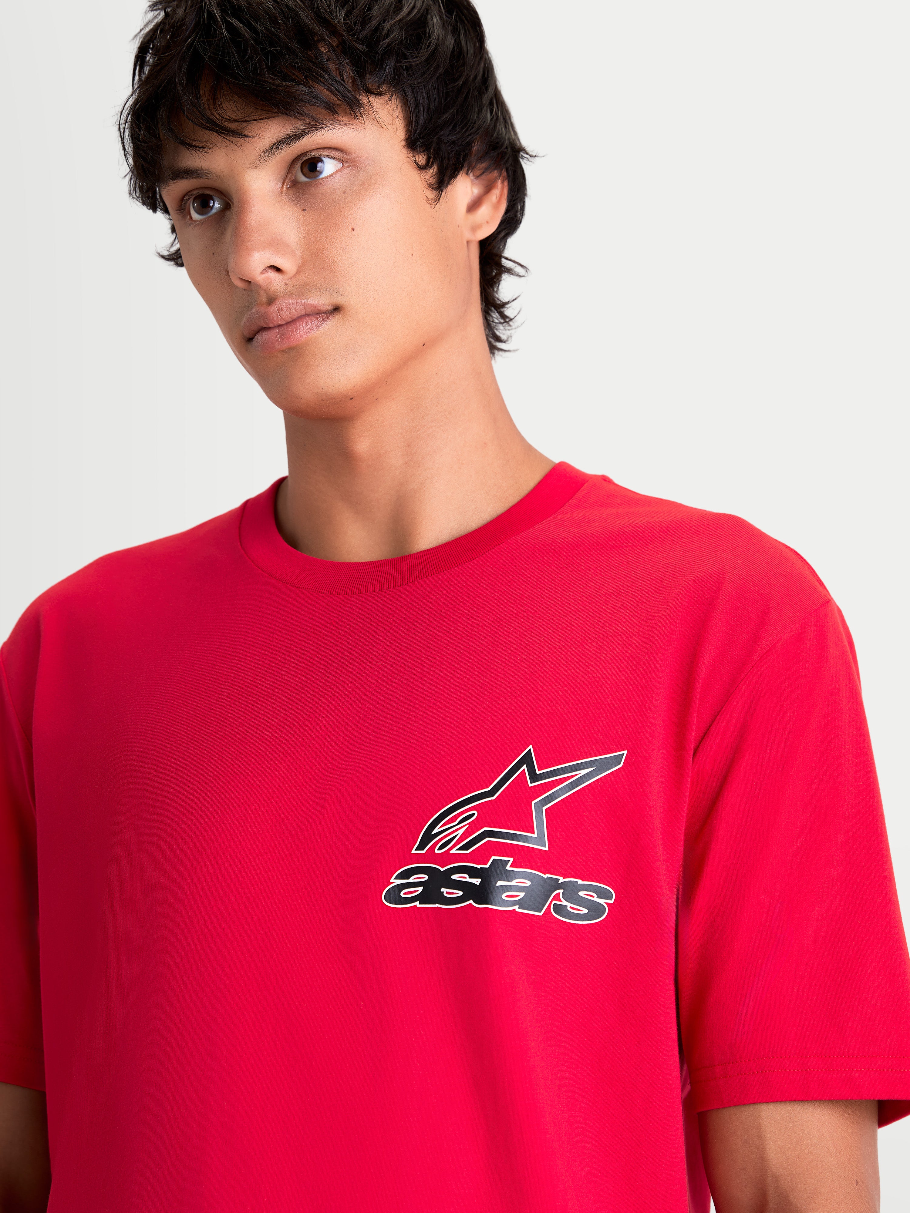Alpinestars Lineout CSF t-shirt, casual t-shirt met korte mouwen voor heren en dames, rood met zwart en wit Astars-logo op de borst, premium katoen-polyester mix.
