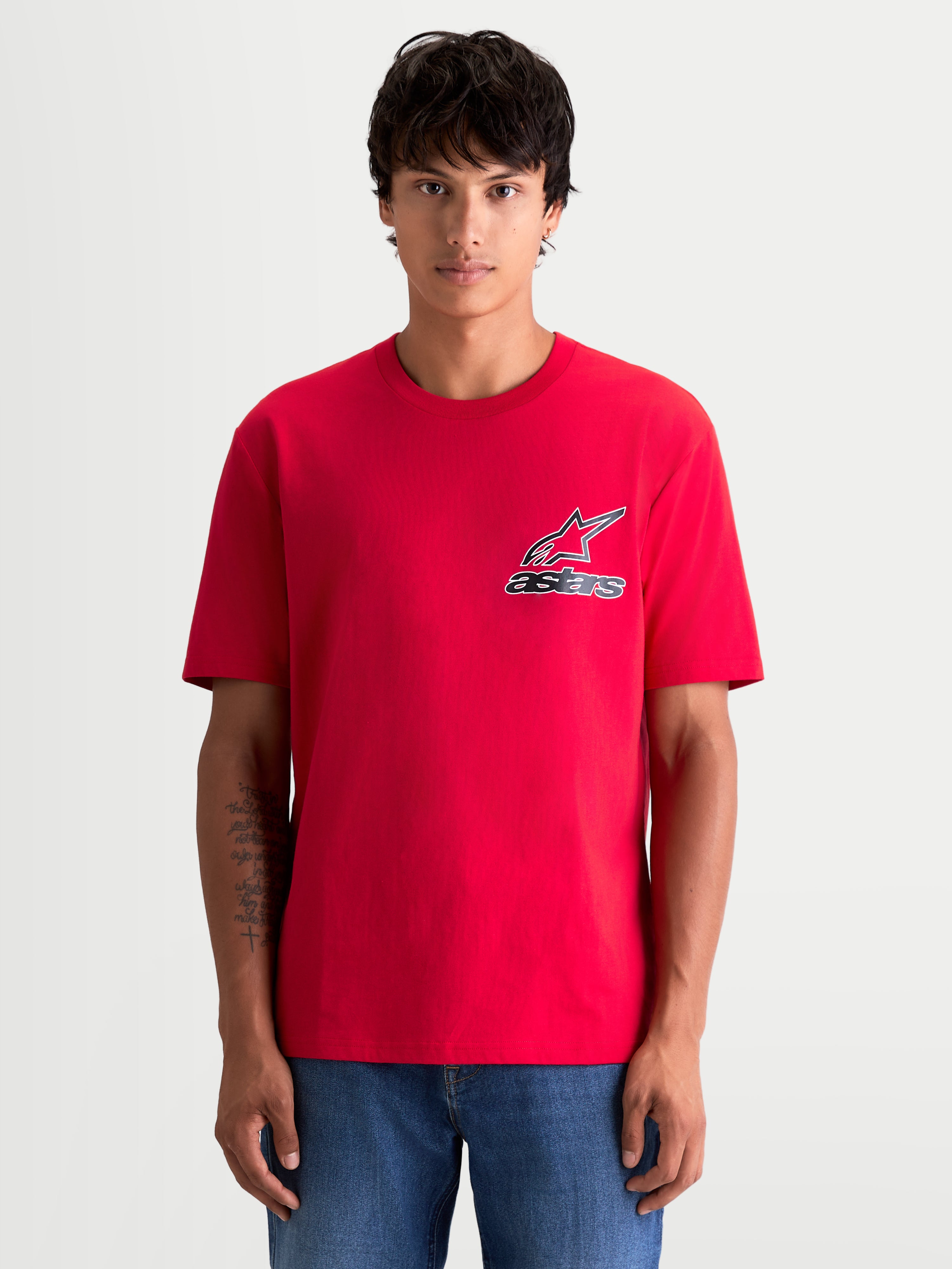Alpinestars Lineout CSF t-shirt, heren sportswear-t-shirt met korte mouwen, rood met een zwart en wit Astars-logo op de borst, vooraanzicht op model, casual design met ronde hals, zachte katoen-polyestermix.