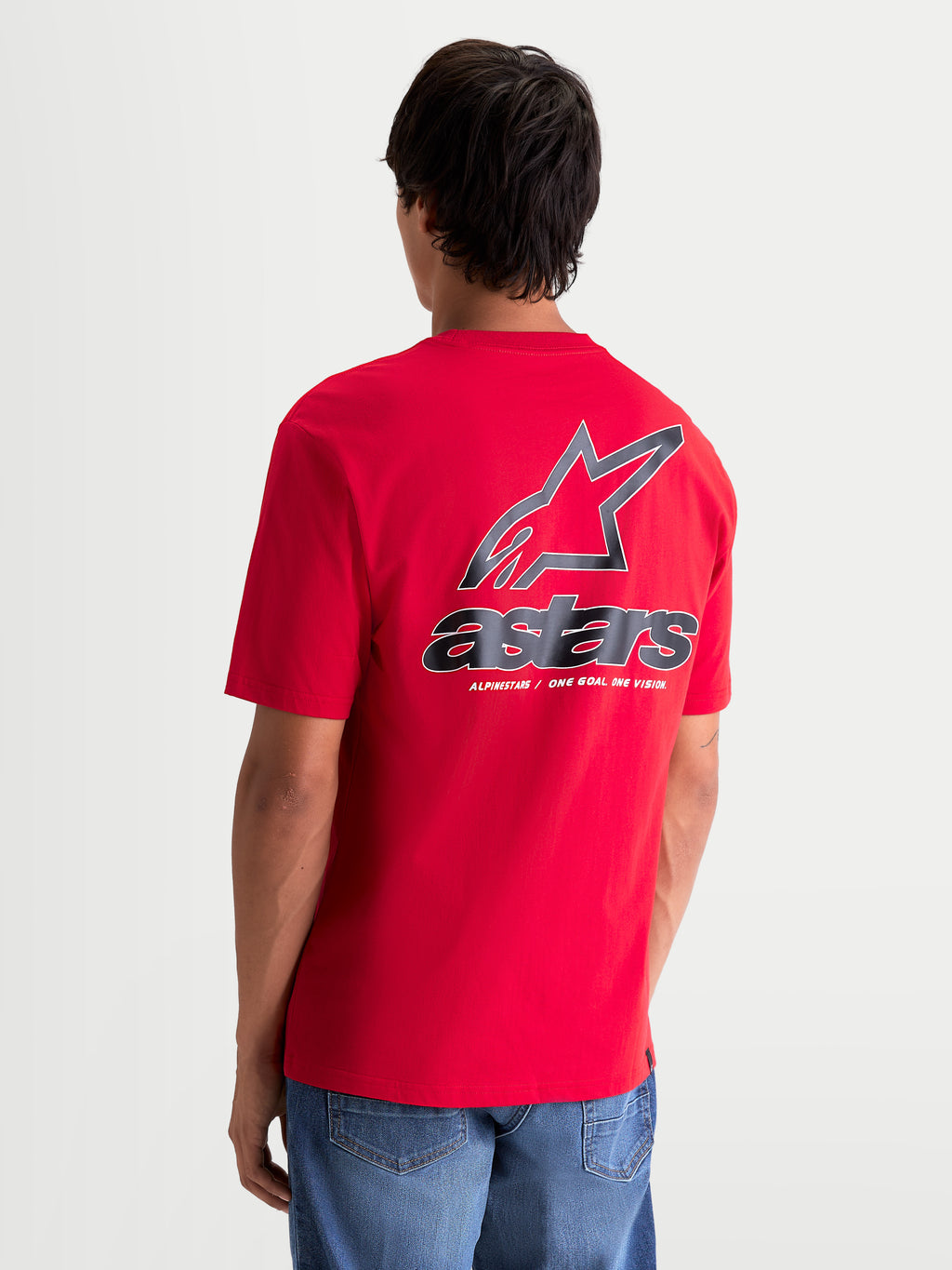 Alpinestars Lineout CSF t-shirt met korte mouwen, rood, achteraanzicht op model met groot Astars-logo en One Goal One Vision-branding, zachte grafische print, casual sportswear.