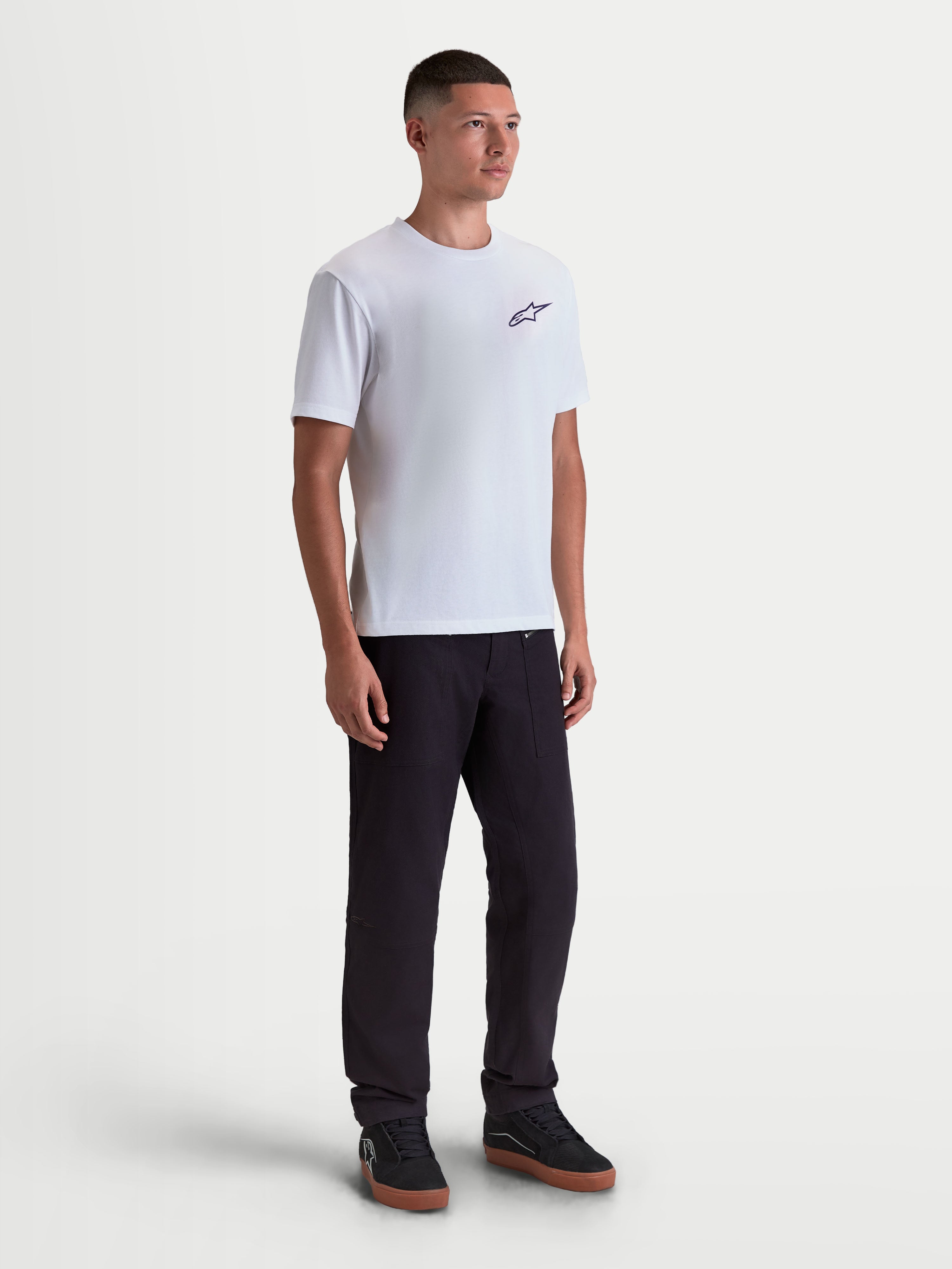 Alpinestars Combo Back CSF t-shirt met korte mouwen, wit sportswear-t-shirt met een klein zwart Astars-logo op de borst, premium katoen-polyestermix voor dagelijks motorsport-geïnspireerd comfort, vooraanzicht op model.