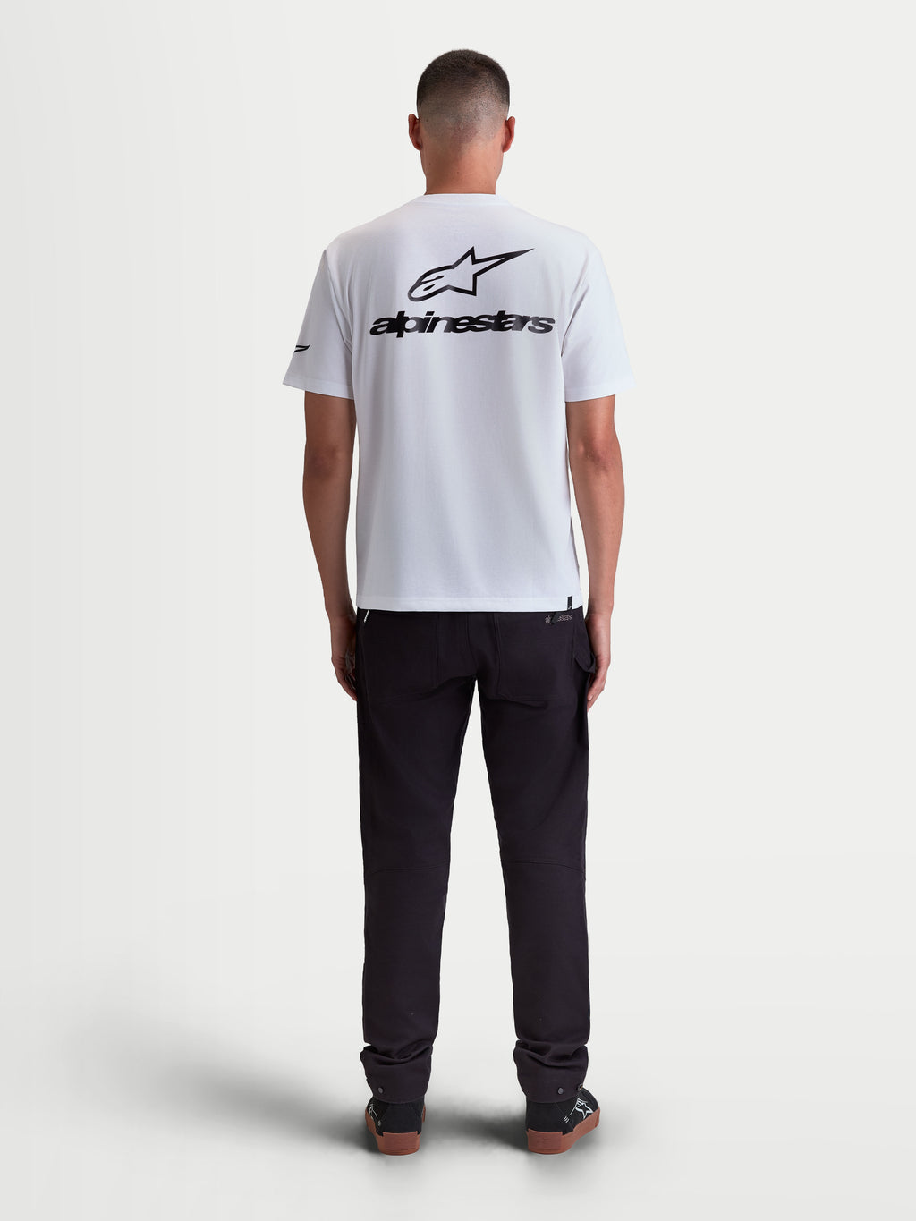Alpinestars Combo Back CSF T-shirt met korte mouwen, heren sportswear t-shirt, wit en zwart, katoen-polyestermix, achteraanzicht op model met groot zwart Astars-logo op de rug.