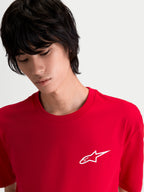 Alpinestars Combo Back CSF T-shirt met korte mouwen op een model, rood, klein wit Astars-logo op de borst, premium katoen-polyestermix voor dagelijks comfort, casual sportswear.
