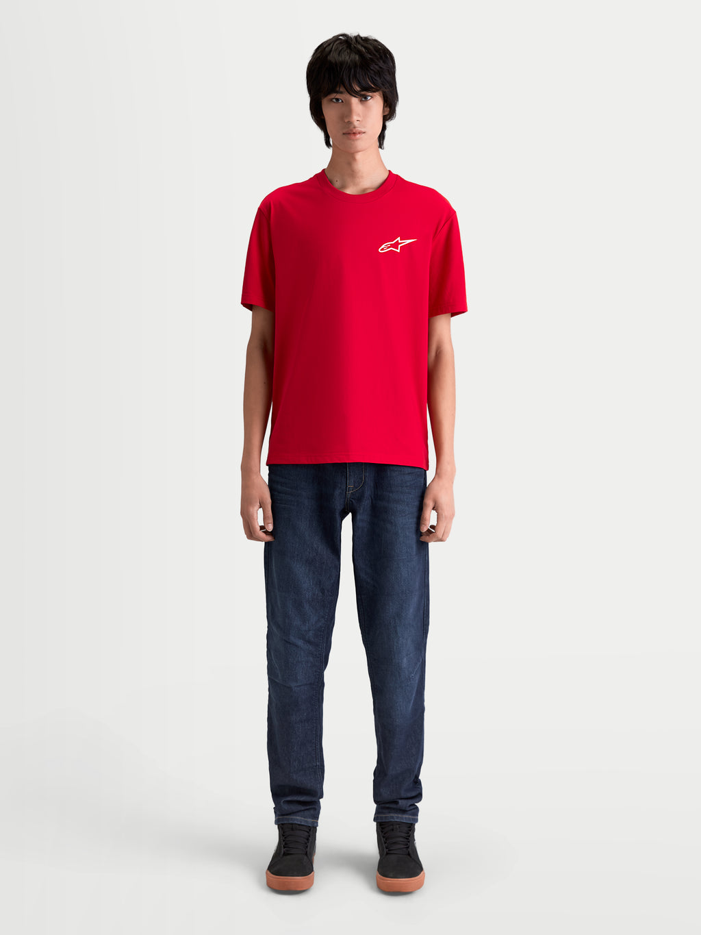 Alpinestars Combo Back CSF t-shirt met korte mouwen, heren-sportswear, rood met een wit Astars-logo op de borst, katoen-polyestermix, vooraanzicht op model met een strakke motorsport-geïnspireerde stijl.