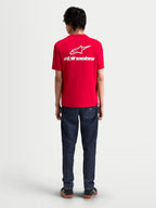 Alpinestars Combo Back CSF T-shirt, rood sportswear t-shirt met korte mouwen, groot wit Astars-logo en woordmerk op de achterzijde, model van achteren, premium katoen-polyestermix voor casual motorsportstijl.