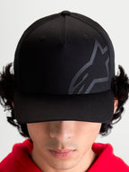 Alpinestars Maze pet, motorsport-geïnspireerde sportswear baseballpet, unisex, zwart, keperstof met gestructureerde kroon, gebogen klep en getextureerd tonaal Astars Corp Shift-logo, vooraanzicht op model.