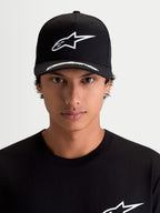 Alpinestars Arclight pet, motorsport-sportswearpet, zwart en wit, vooraanzicht op model, wit puff-print Astars-logo op gestructureerde kroon, gebogen klep met logodetails, premium keperstof