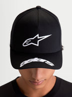 Alpinestars Arclight pet, zwarte motorsport-baseballcap, on-model vooraanzicht met wit puffprint Astars-logo op de gestructureerde kroon en gebogen woordlogo op de klep, casual sportswear van keperstof.