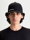Alpinestars Points pet, sportswear baseballpet voor heren en dames, zwart met wit Alpinestars woordlogo, gebogen klep, lichtgewicht nylon tactel stof, flex-back pasvorm, vooraanzicht op model.