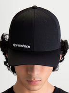 Alpinestars Points pet, zwarte sportswear-pet op model met gebogen klep, wit Alpinestars woordlogo op de voorzijde, lichtgewicht nylon tactel constructie.