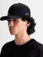 Alpinestars Points pet, sportswear-pet met gebogen klep, zwart met witte logo's, lichtgewicht nylon tactel, flex-back pasvorm, zijaanzicht op model, casual motorsport-lifestyle hoofdbedekking