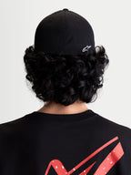 Alpinestars Points pet, sportswear flex-back pet, unisex, zwart en wit, lichtgewicht nylon tactel constructie, achteraanzicht op model met wit Astars HD-logo op de achterzijde.