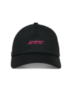 Alpinestars Explorer Strapback hoed, zwarte sportswear pet met roze geborduurd Astars-logo en een gebogen klep.
